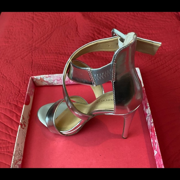 Silver Heels - Picture 3 of 5
